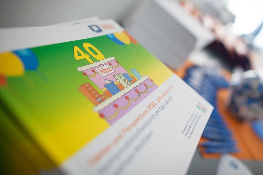 Jubiläum Titelbild Foto vom gedruckten hbz-Jahresbericht 2012