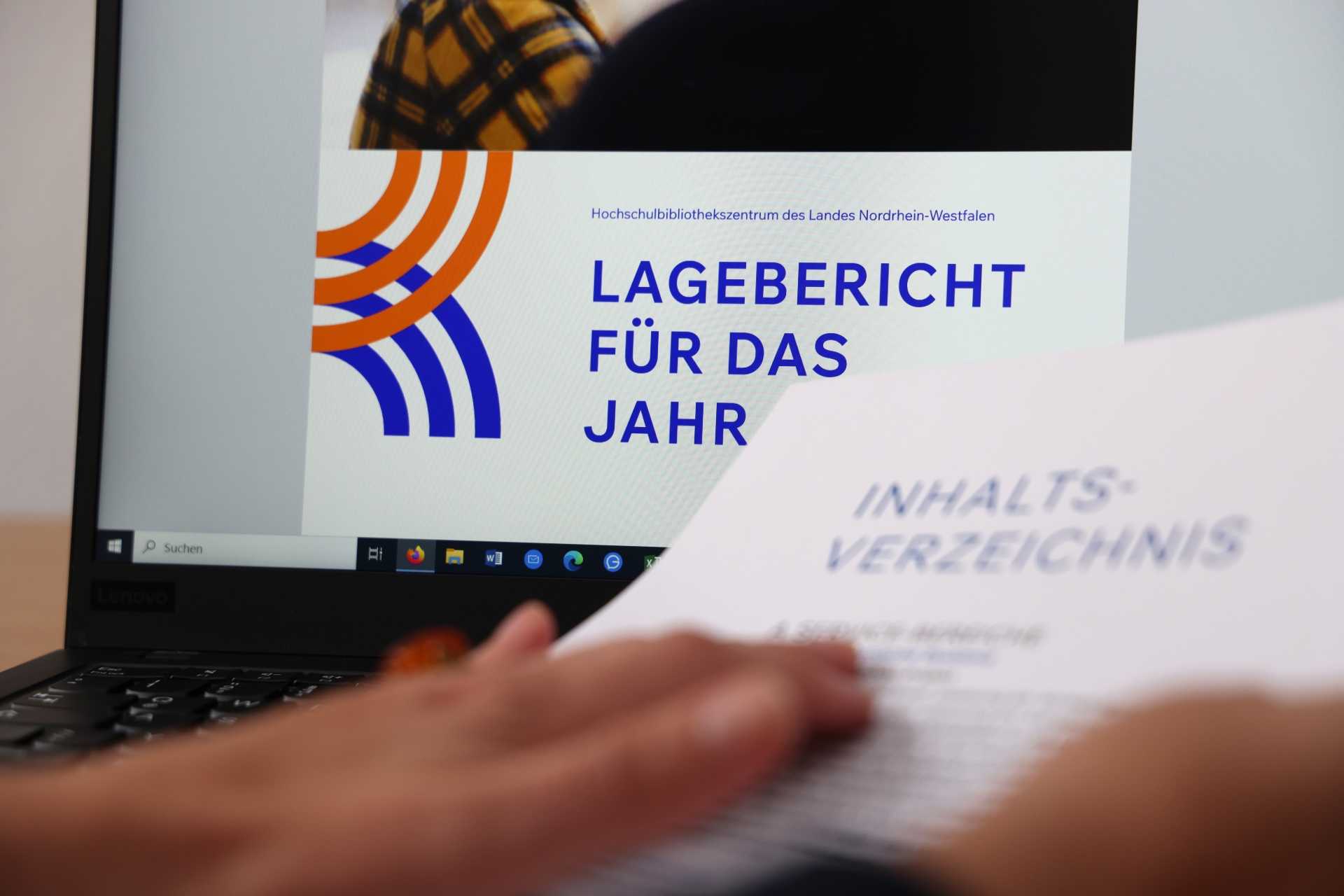 Foto eines Notebooks mit dem Lagebericht des hbz auf dem Display