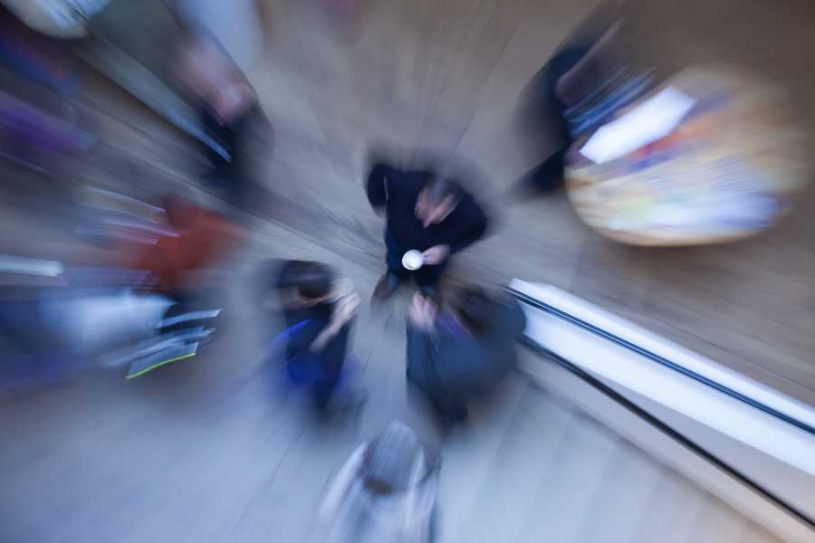 Austausch von Expert*innen im Fokus Foto von Expertinnen und Experten, die an einer Verastaltung des hbz teilnehmen