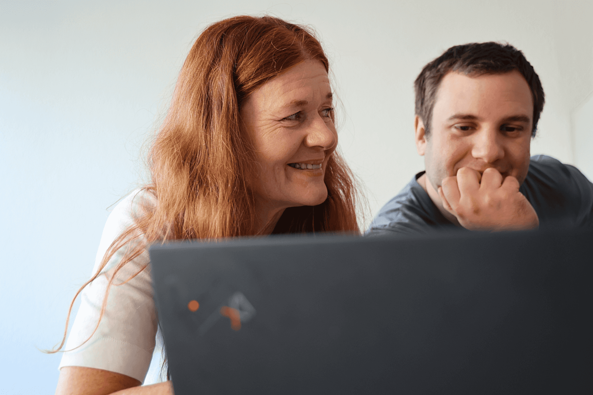 Online sein hbz-Mitarbeitende im Austausch über ein Online-Angebot (Foto)